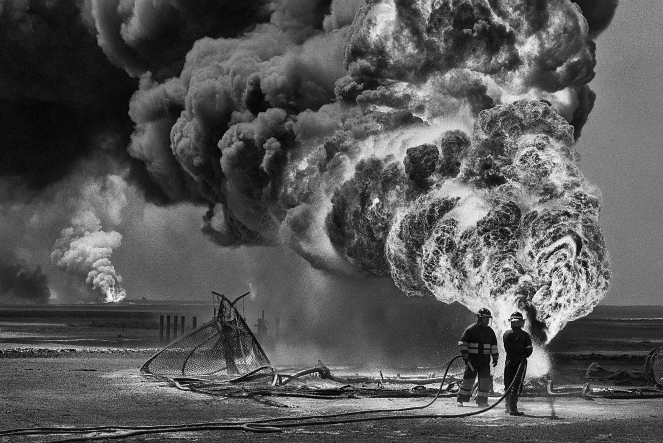 25 Photos from the Gulf War Kuwaiti Oil Fires Straight Out of a Zach Snyder Film